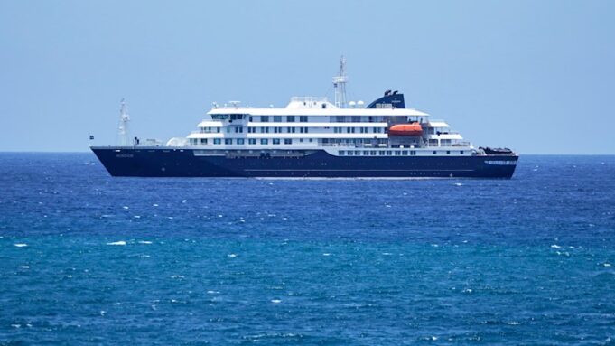 Los países se apresuran a rastrear a los pasajeros de un crucero afectado por el virus