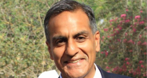 El ex enviado estadounidense Richard Verma señala “luz amarilla” en las relaciones entre India y Estados Unidos en medio de tensiones comerciales y de visas