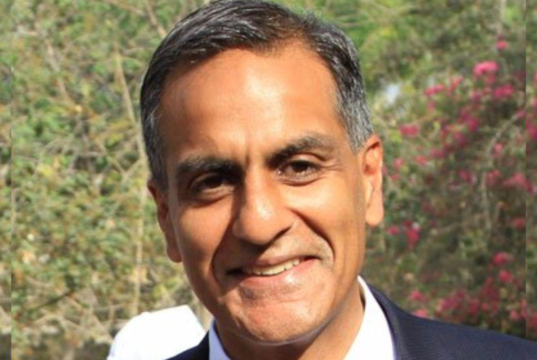 El ex enviado estadounidense Richard Verma señala “luz amarilla” en las relaciones entre India y Estados Unidos en medio de tensiones comerciales y de visas