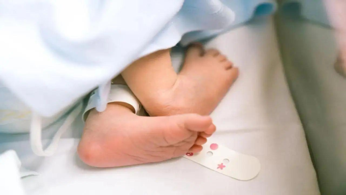 Rescatan a un bebé abandonado y continúan la búsqueda de una mujer fugada no identificada