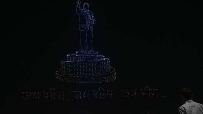 El parque Shivaji se ilumina con 2.000 drones en homenaje al Dr. Babasaheb Ambedkar