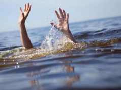 Un muerto y otro herido al naufragar un barco cerca de Khar Danda