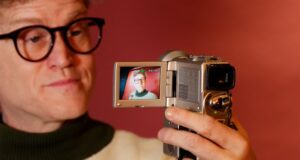 John Safran se convirtió en un éxito de culto en Race Around the World. Ahora ha vuelto a donde empezó todo.