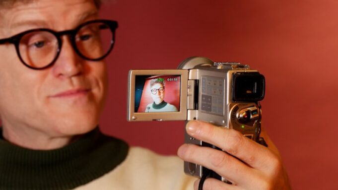 John Safran se convirtió en un éxito de culto en Race Around the World. Ahora ha vuelto a donde empezó todo.