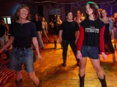 Los jóvenes dejan sus teléfonos para bailar en línea y les encanta