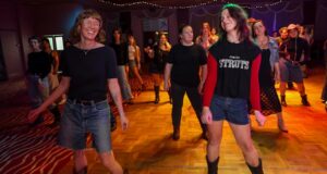 Los jóvenes dejan sus teléfonos para bailar en línea y les encanta