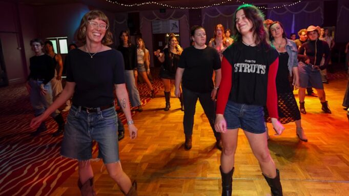 Los jóvenes dejan sus teléfonos para bailar en línea y les encanta