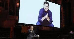 Una sala llena de amor en el servicio conmemorativo del Ayuntamiento para James Valentine