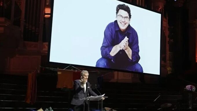 Una sala llena de amor en el servicio conmemorativo del Ayuntamiento para James Valentine