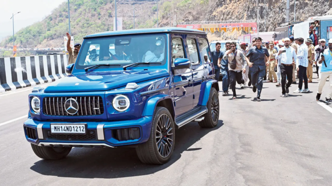 Devendra Fadnavis llega en el AMG G 63 recién matriculado en la inauguración del ‘Connecting Link’ de Mumbai-Pune