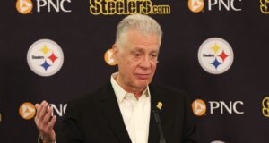 Rooney dice que los Steelers siguen en contacto regular con Rodgers