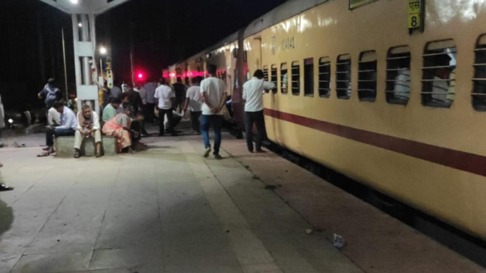 El bloque Kasara no anunciado del Ferrocarril Central deja a miles de personas varadas en un clima cálido