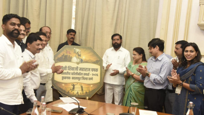 Eknath Shinde presenta el logotipo del torneo estatal de voleibol
