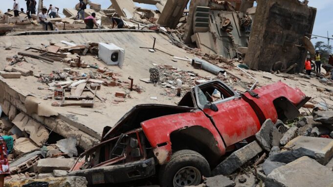 Aumenta el número de muertos, cientos siguen atrapados tras el derrumbe de edificios en Caracas