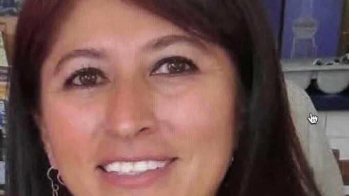El FBI investiga el misterio de los científicos desaparecidos cuando un trabajador del laboratorio nuclear es encontrado muerto
