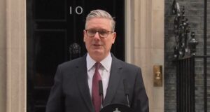 Dimite el primer ministro británico, Keir Starmer