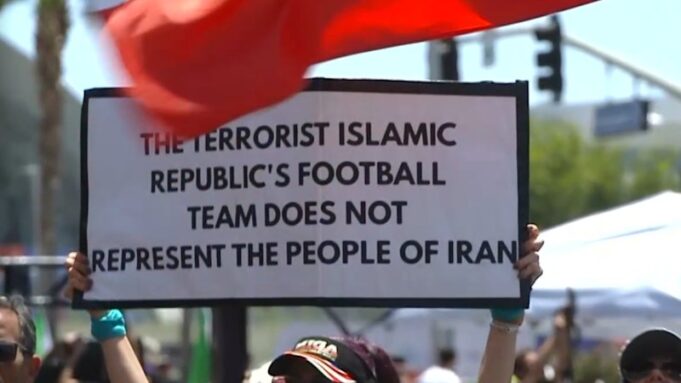 Las protestas saludan al equipo iraní del Mundial