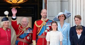 La familia real se reúne en el Palacio de Buckingham para el desfile oficial de cumpleaños del rey Carlos
