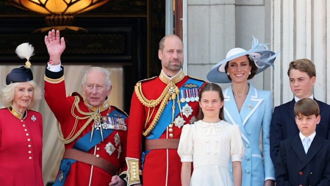 La familia real se reúne en el Palacio de Buckingham para el desfile oficial de cumpleaños del rey Carlos