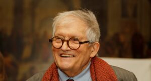 Muere David Hockney, artista conocido por sus escenas de piscina, a los 88 años