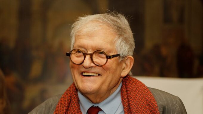 Muere David Hockney, artista conocido por sus escenas de piscina, a los 88 años