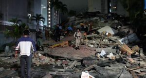Potente sismo provoca el derrumbe de edificios en Caracas