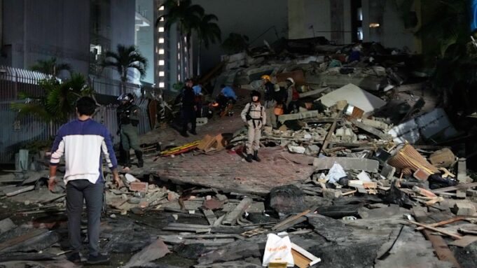 Potente sismo provoca el derrumbe de edificios en Caracas