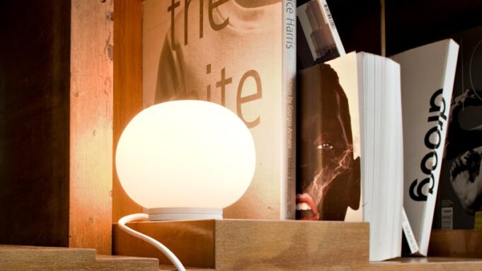 Por qué los expertos dicen que deberías deshacerte de la luz grande y colocar capas de lámparas para lograr un mejor ambiente