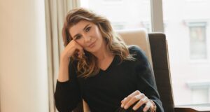 Su rutina diaria de maquillaje, secretos para el cuidado de la piel y imprescindibles de belleza.