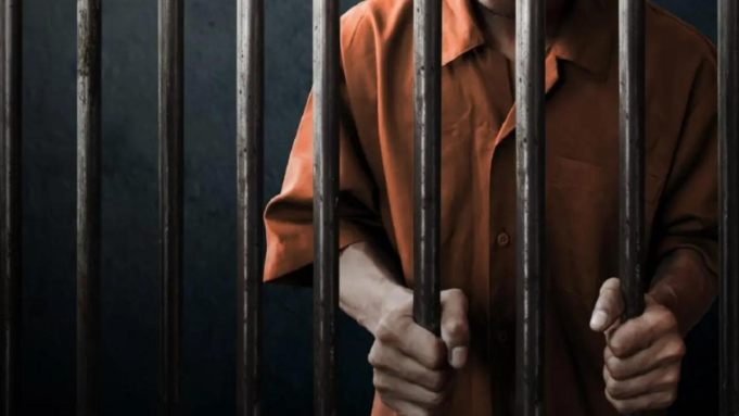 Transeúnte alcanzado por una bala durante un enfrentamiento grupal en Kalyan; siete detenidos