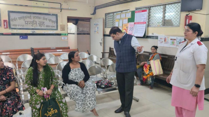 Funcionario cívico de Mumbai se registra como paciente para evaluar la implementación del HMIS