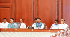 Maharashtra CM establece objetivo para 2028 y pide una transformación al estilo de Singapur centrada en los medios de vida