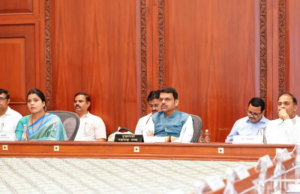 Maharashtra CM establece objetivo para 2028 y pide una transformación al estilo de Singapur centrada en los medios de vida