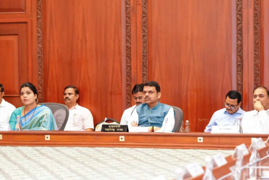Maharashtra CM establece objetivo para 2028 y pide una transformación al estilo de Singapur centrada en los medios de vida