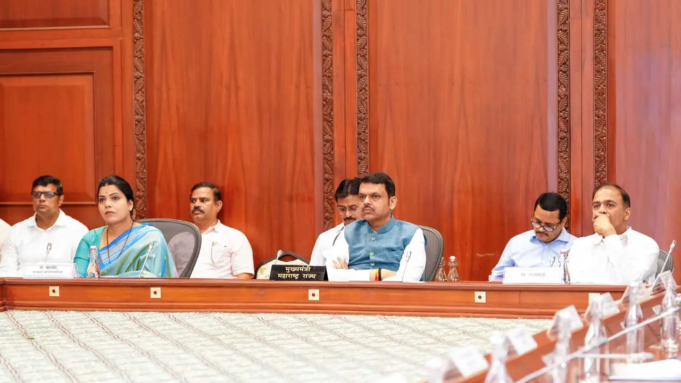 Maharashtra CM establece objetivo para 2028 y pide una transformación al estilo de Singapur centrada en los medios de vida