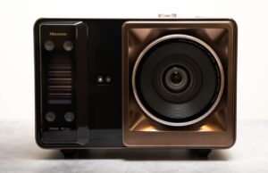 Hisense XR10 combina potencia pura con energía de “simplemente pégalo en cualquier lugar”