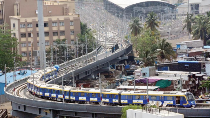 El metro de Mumbai registra el mayor número de pasajeros diarios de 3,58 lakh en medio de fuertes lluvias