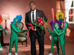 ‘La caída y el ascenso de Reggie Dinkins’ y montaje de comedia