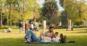 La diseñadora de producción de ‘Nadie quiere esto’ Claire Bennett habla sobre las locaciones