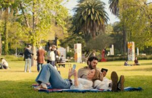 La diseñadora de producción de ‘Nadie quiere esto’ Claire Bennett habla sobre las locaciones