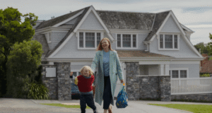 Sarah Snook y ‘All Her Fault’ explican pistas artesanales ocultas – Ver