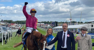 ¡Thundering On truena a casa en Epsom Oaks!
