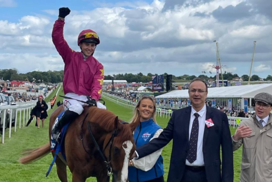 ¡Thundering On truena a casa en Epsom Oaks!