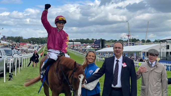 ¡Thundering On truena a casa en Epsom Oaks!