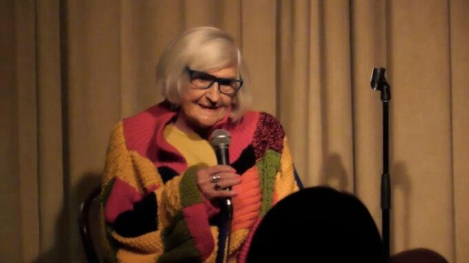 A los 95 años, la narradora Liz Hicklin apenas comienza