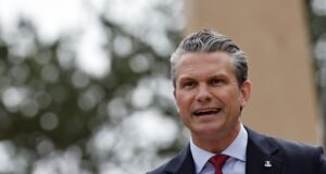 Hegseth utiliza el monumento del Día D para protestar contra la “invasión” de inmigrantes de Europa