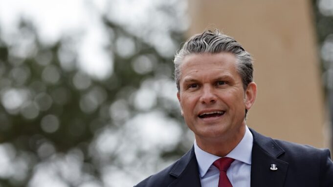 Hegseth utiliza el monumento del Día D para protestar contra la “invasión” de inmigrantes de Europa