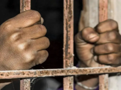 Violencia en la cárcel de Chhattisgarh: un recluso atacado con una losa de cemento y muere en el hospital