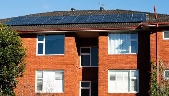 Cómo las nuevas subvenciones y tecnologías gubernamentales están ayudando a los residentes a reducir las facturas de electricidad