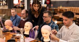 Por qué los padres están abandonando los estereotipos para dominar las trenzas y las colas de caballo